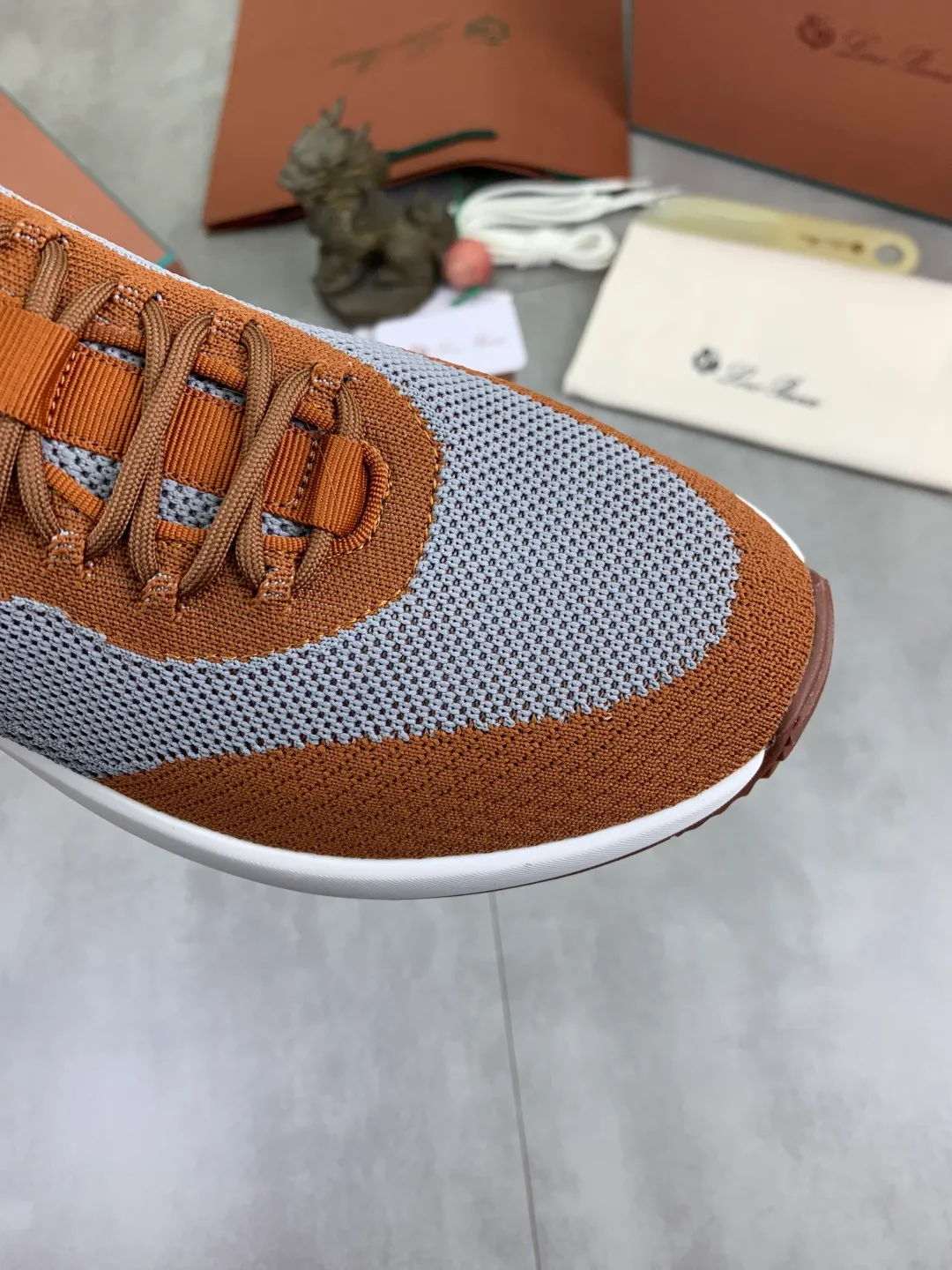 Men's men's shoes 💰P542 New style 💰High quality The latest casual shoes Loro Piana 💯Top grade💯Buy the original copy💯 Founded the existing Loro Piana company on April 24, 1924. The family has been operating for the sixth generation, providing top quality products to customers who are discerning in taste and quality. Imported original fly woven fabrics with cowhide fabric, plain calfskin lining, hand-stitched threads with cowhide feet, original packaging, high-end outsole, size: 38-46, multiple colors available, complete package